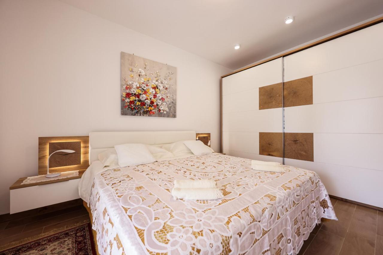 Apartment Puntamika Villa De Rosa - Ground Floor Zadar Exterior photo